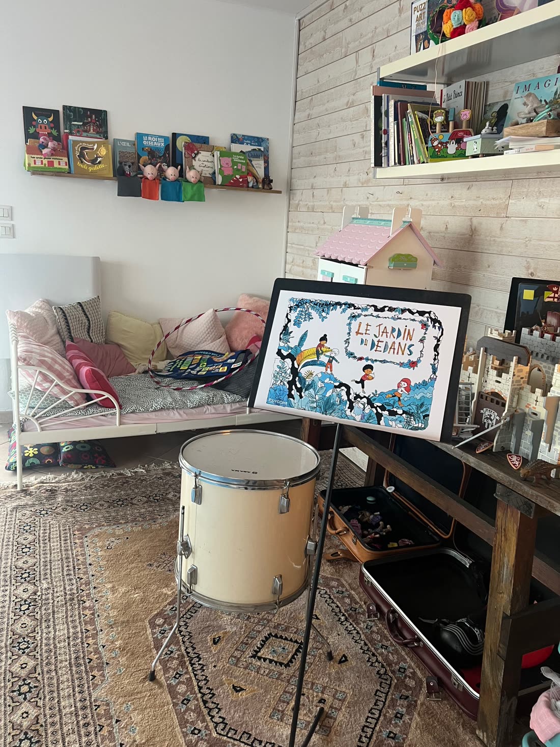 L'atelier de Sahurs : bibliothèque d'albums jeunesse, marionnettes à doigts, tambour, maison de poupée et coin lecture