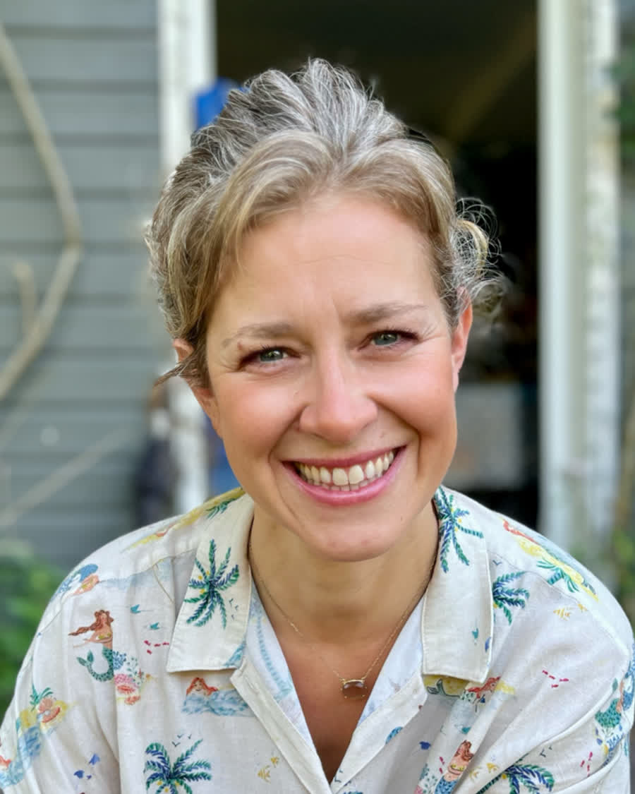 Portrait de Raphaëlle, souriante, devant son atelier
